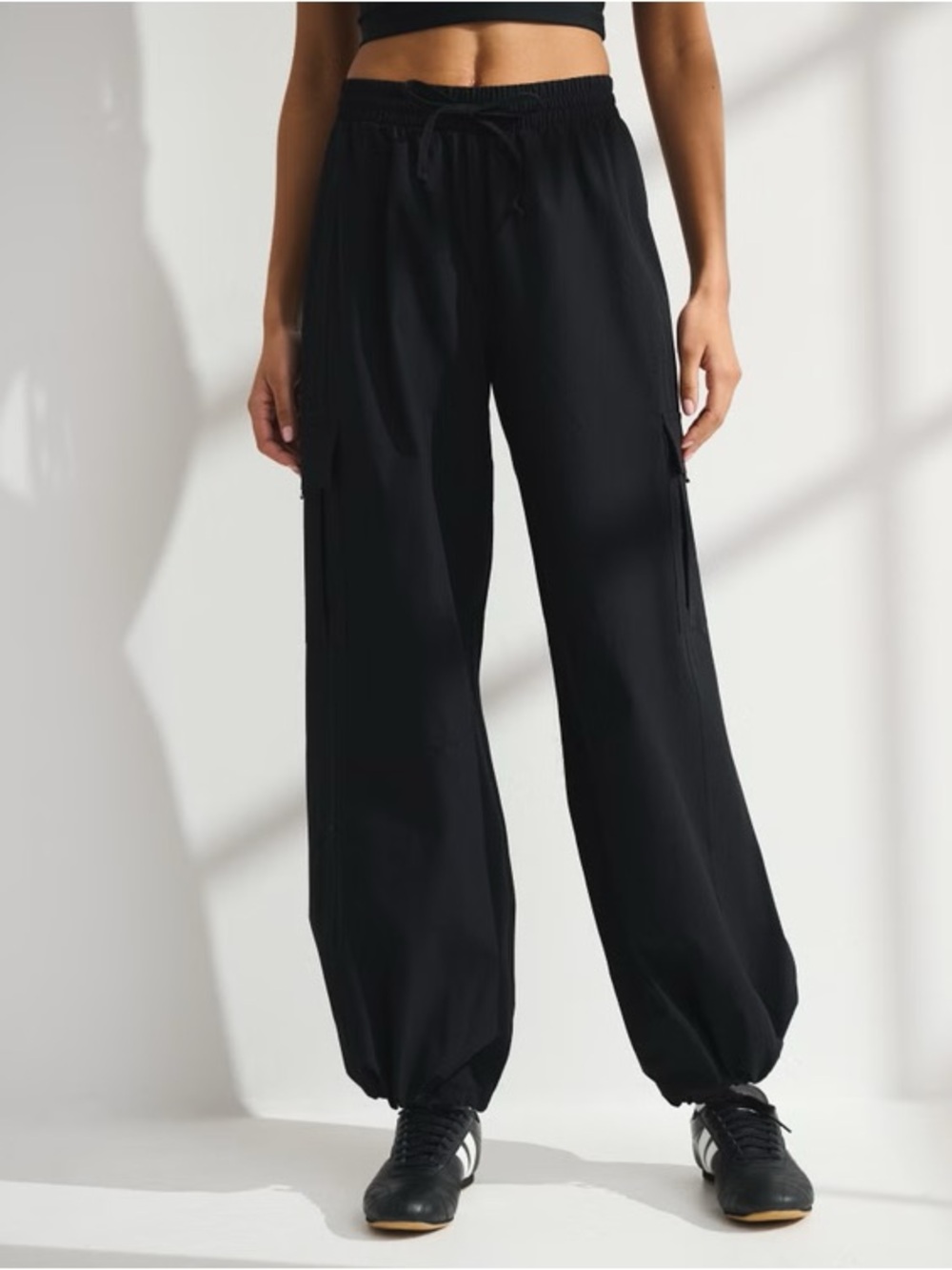Like New: Abercrombie YPB Convertible Balloon Pant in Black - Size XS - Picture 2 of 6